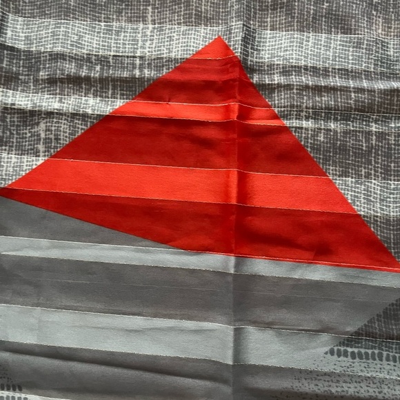 Vintage sheer Scarf signed Yvette Montagne Paris. Grey Silver Red Geometric - Picture 12 of 15